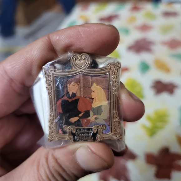 NEW!! DISNEY FRAMED SLEEPING BEAUTY PIN PRINCESS AURORA PRINCE PLATINUM RELEASE - Picture 2 of 7